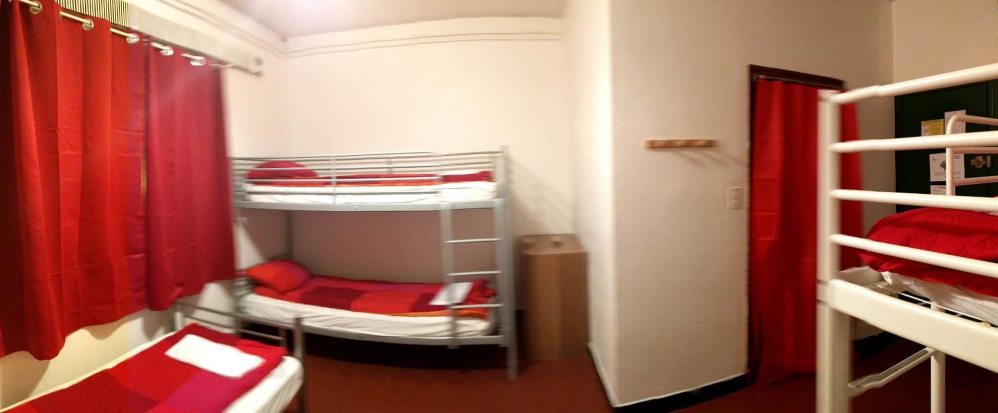 Le Pourquoi Pas Hostel Сен-Лари-Сулан Стая снимка