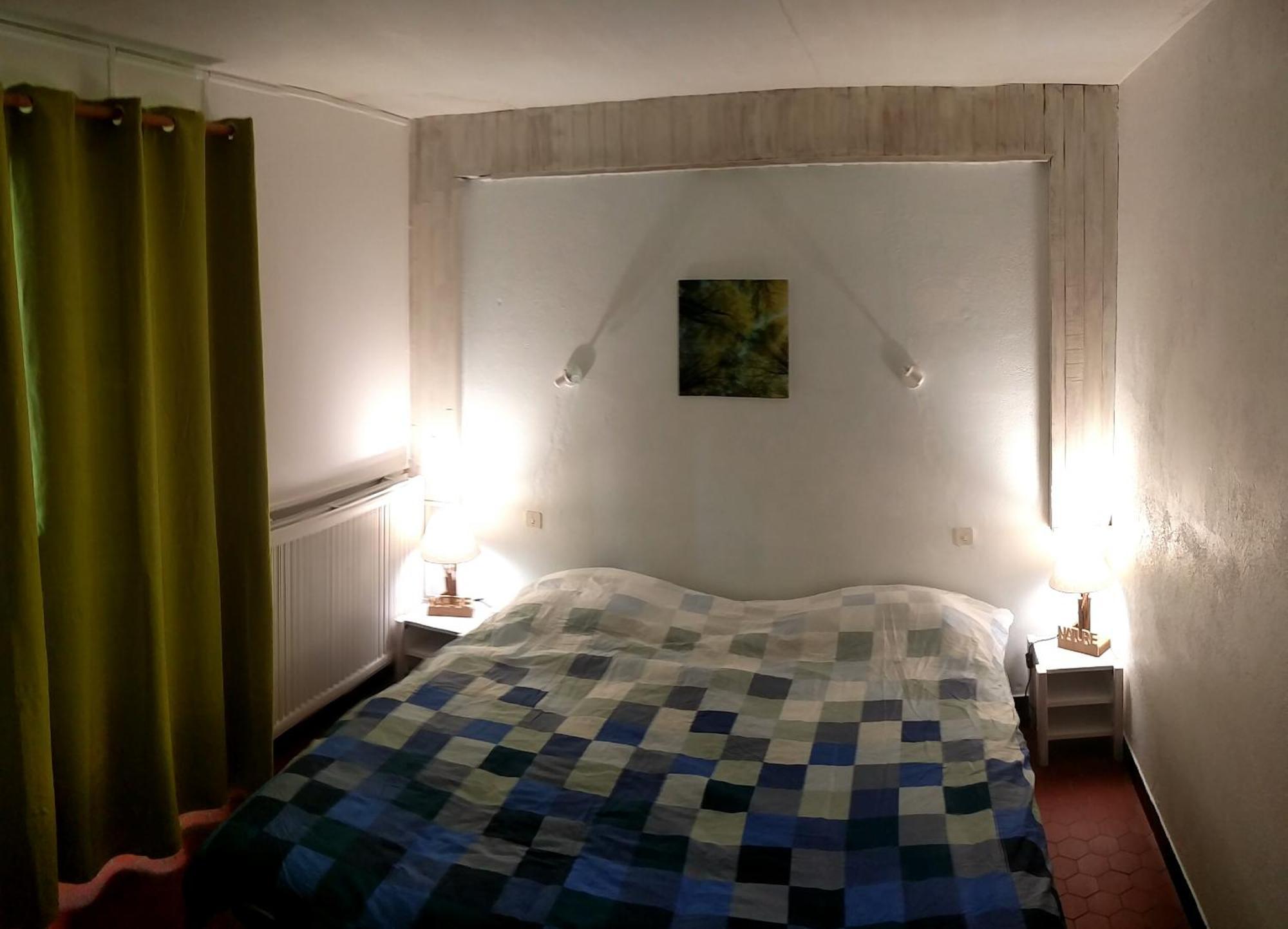 Le Pourquoi Pas Hostel Сен-Лари-Сулан Стая снимка